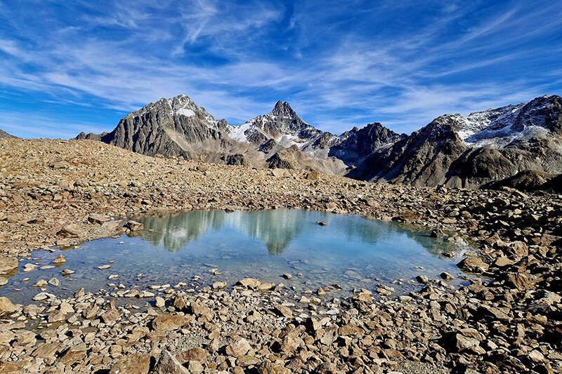 Berggipfel mit Schnee im Sommer