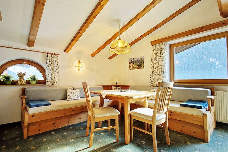 Essecke und Sofas im Appartement Eisenspitze in der Pension Roman