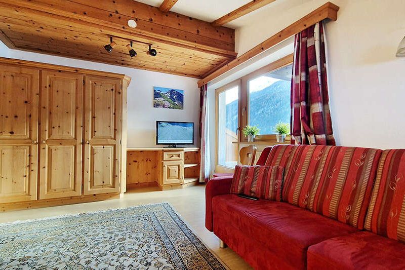 Wohnraum mit Balkon im Appartement Riffler in Pension Roman