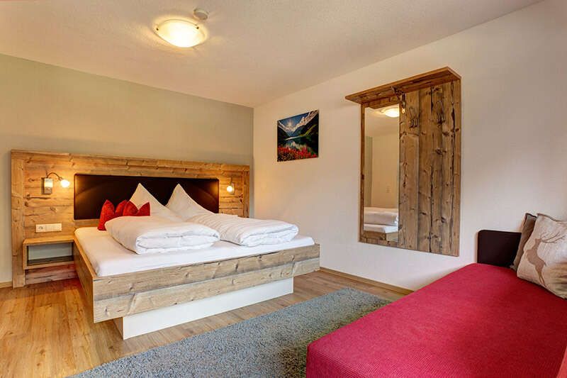 Doppel- oder Dreibettzimmer in Pension Roman am Arlberg