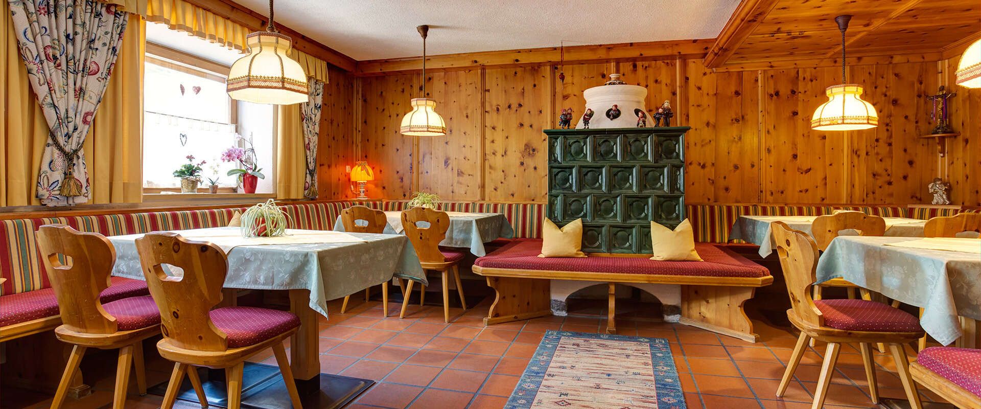 Frühstücksraum in der Pension Roman in Pettneu am Arlberg