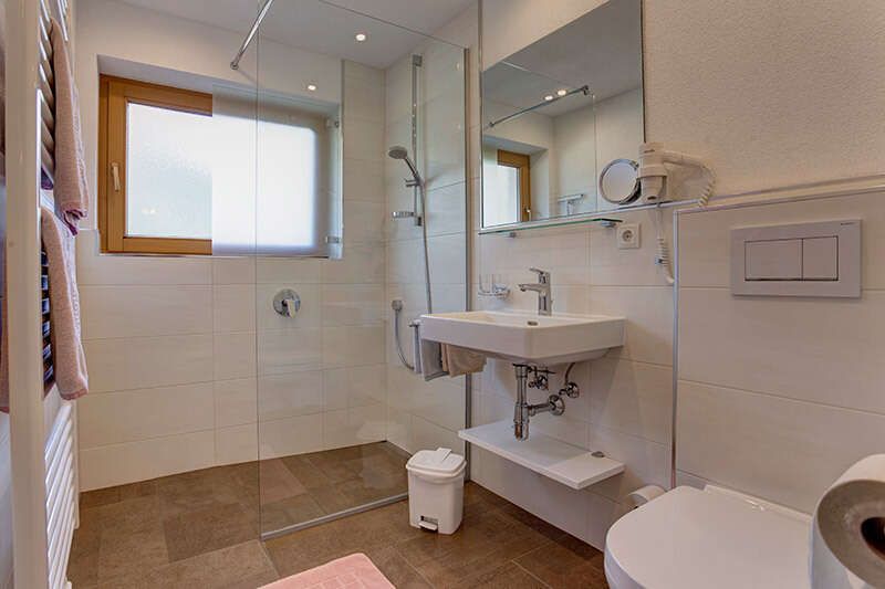 Badezimmer im Zimmer in der Pension Roman am Arlberg
