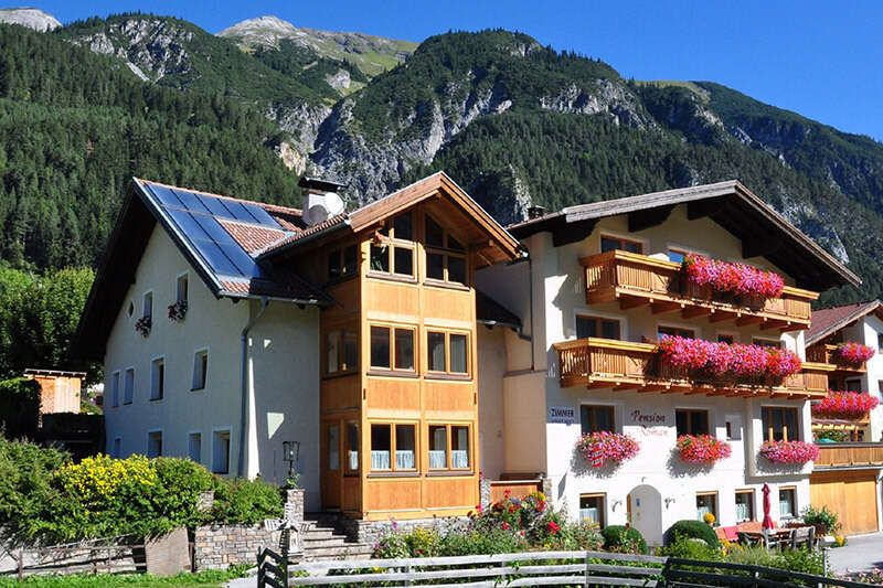 Haus von Pension Roman im Sommer in Pettneu am Arlberg