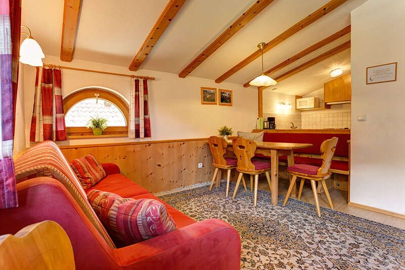 Living room in the Riffler apartment in Pension Roman am Arlberg in Tyrol