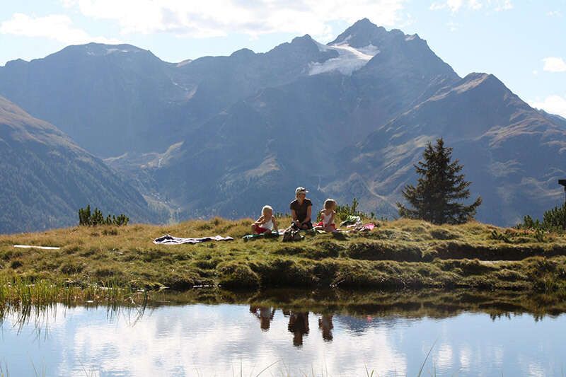 Picknick mit der Familie am Arlberg