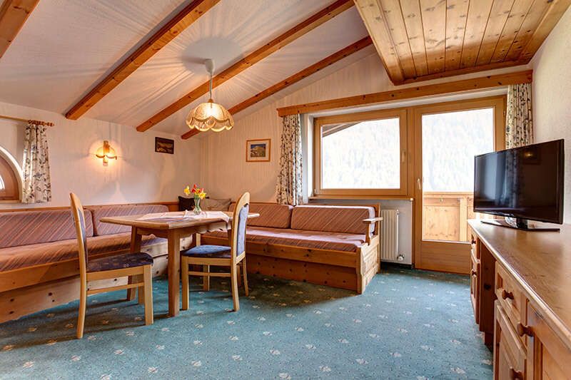 Wohnraum in Ferienwohnung Eisenspitze in der Pension Roman in Pettneu am Arlberg
