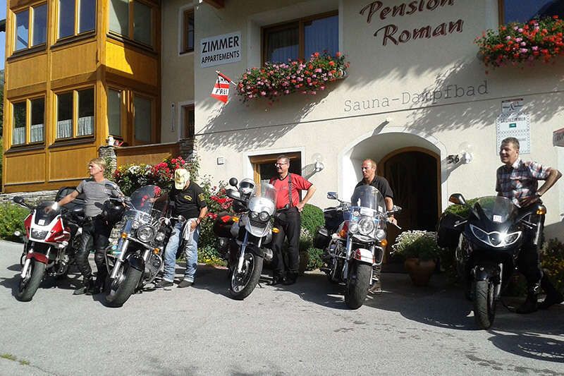 Motorcyclists in front of the Pension Roman