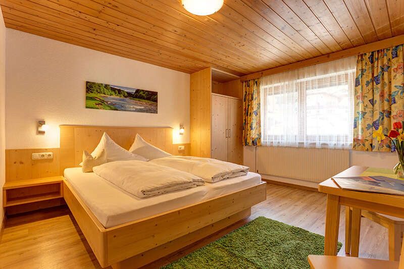 Schlafzimmer in Ferienwohnung Riffler in Pension Roman Pettneu am Arlberg in Tirol