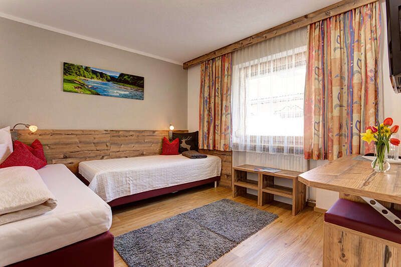 Einzelzimmer mit zwei getrennten Betten in Pension Roman in Tirol