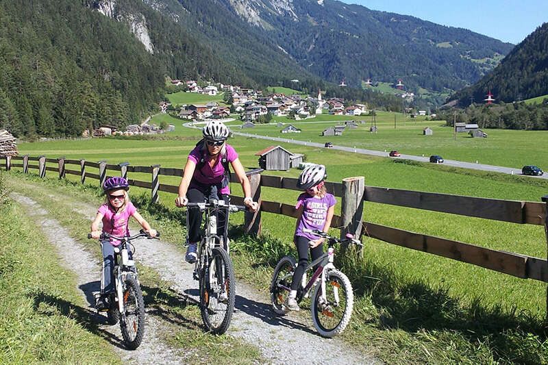 Radfahren mit der Familie am Arlberg in Tirol